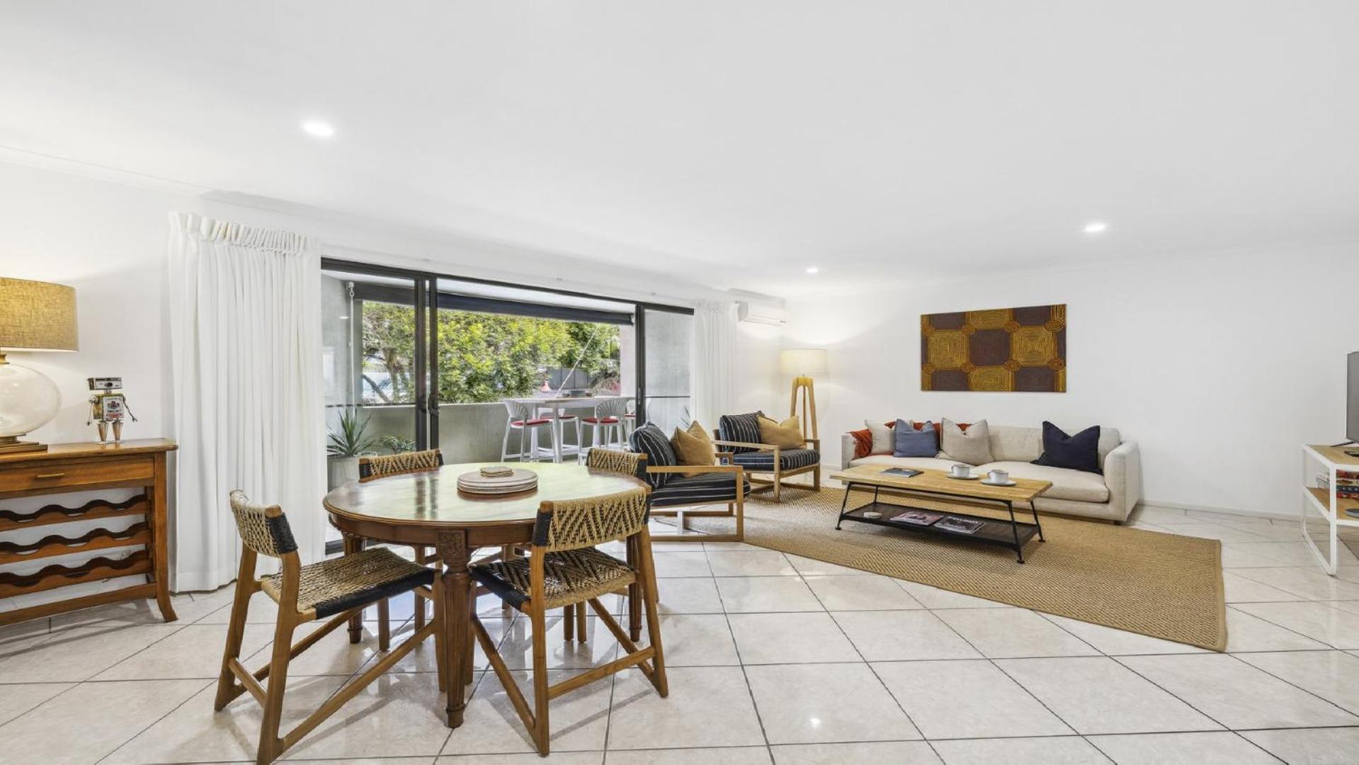 Lindy Lou's - Village At Doorstep, Restaurants * Sawtell